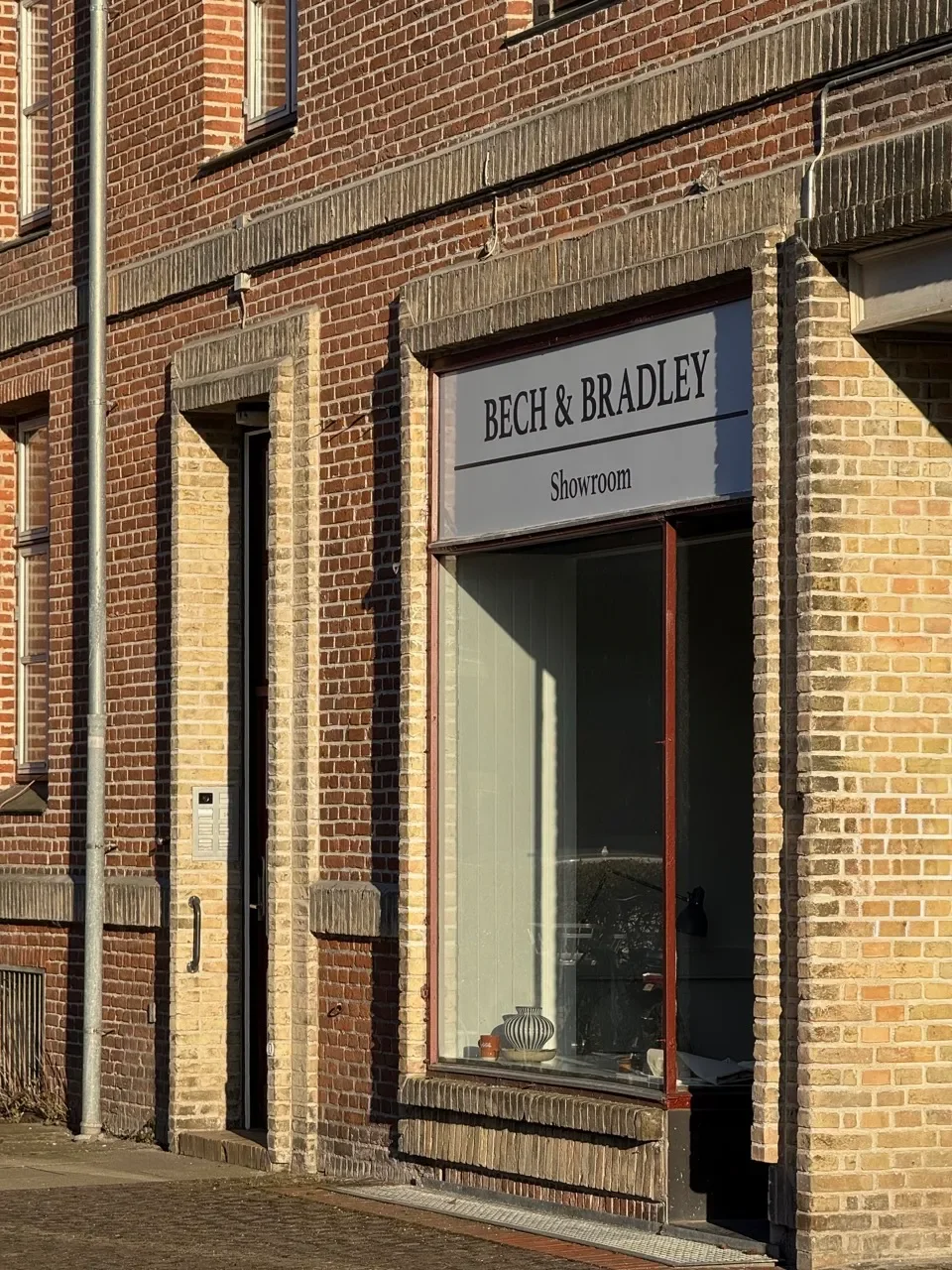 Bech & Bradleys showroom i en rød murstensbygning på Østerbro