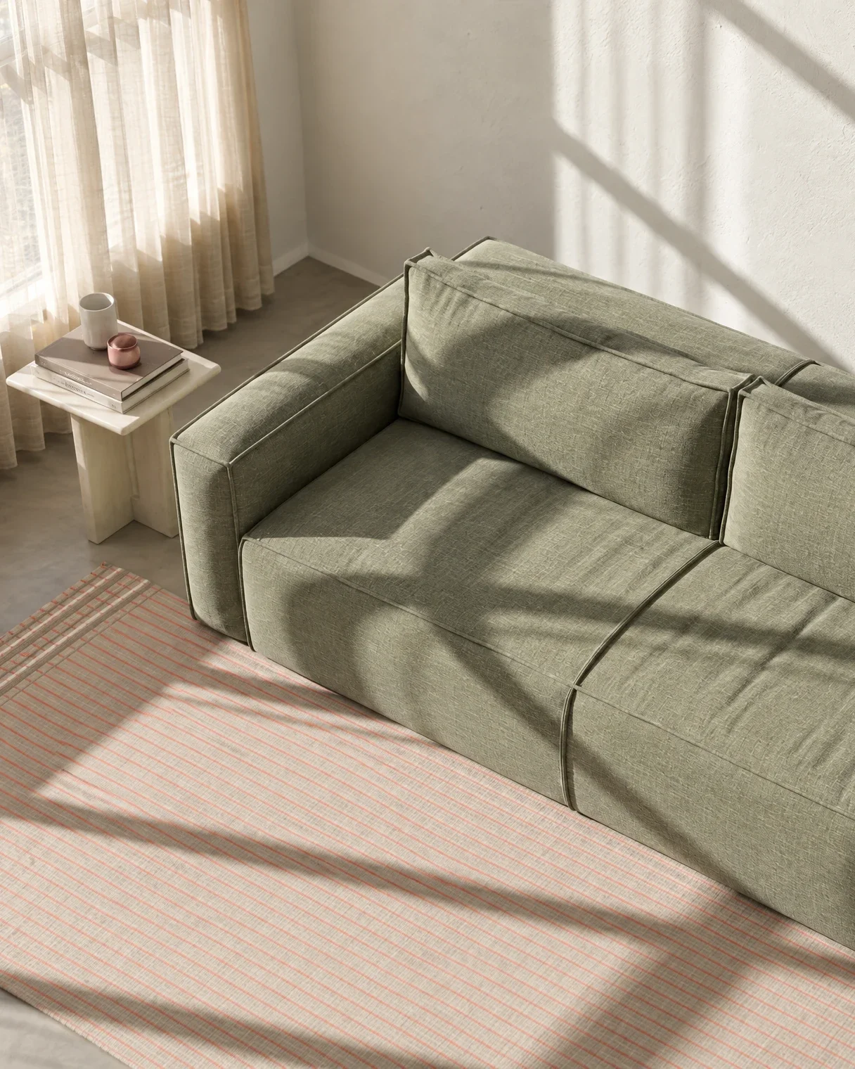 DANDY som sofa i dagslys, i stoffet COLOURWASH THYME-40