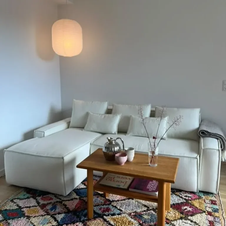 Lys DANDY med chaiselong og sofabord hos en kunde