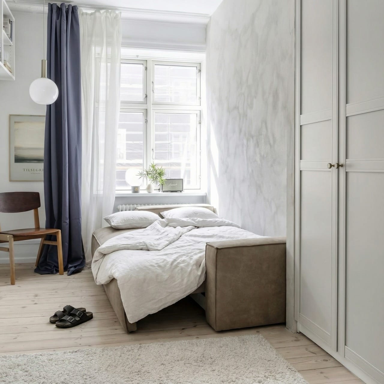 Sovesofa der ligner en designsofa i en moderne indretning