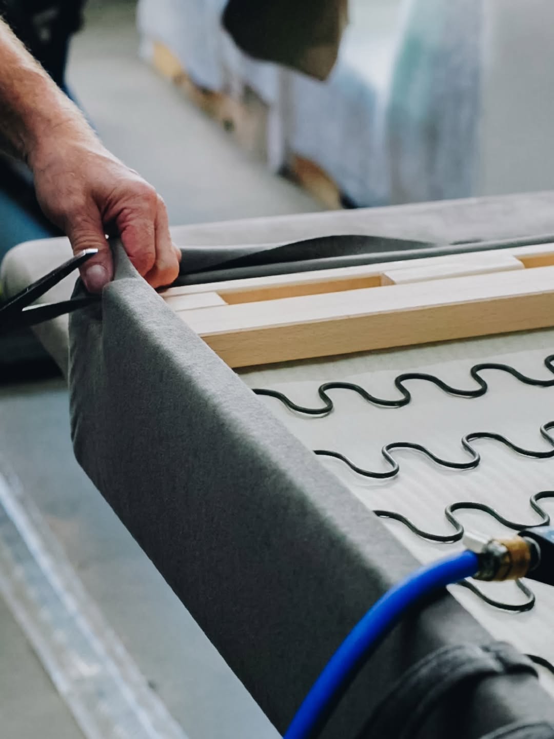 Nærbillede af materialer — skum, stof og fjedre